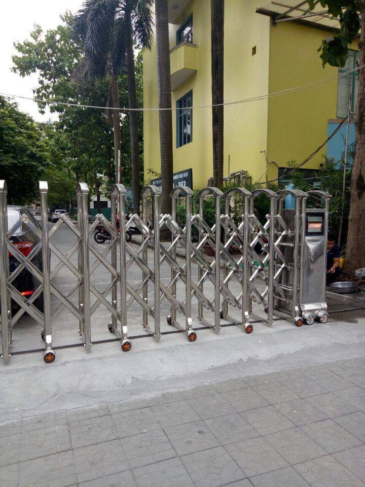 Cổng xếp tự động inox TV-05B2